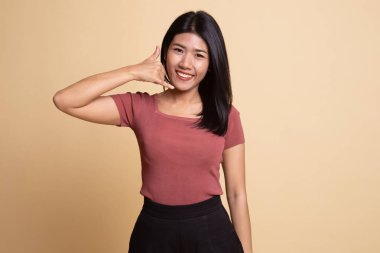 Genç Asyalı kadın gösterisi ile telefon jest.