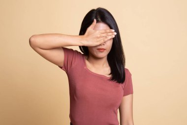 Genç Asyalı kadın gözleri el ile kapatın.