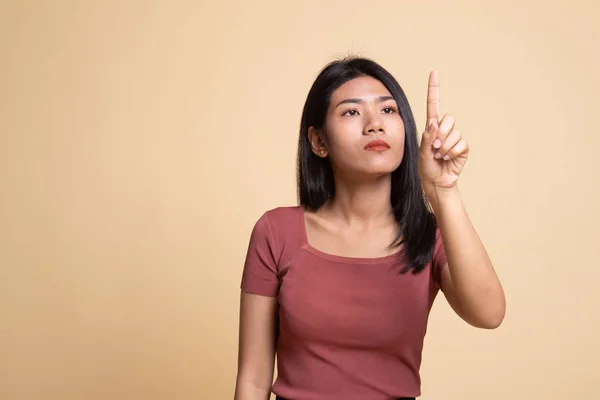 Asiatisk kvinna att trycka på skärmen med fingret. — Stockfoto