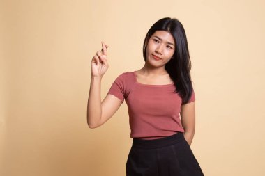 Güzel genç Asyalı kadın çapraz parmak.
