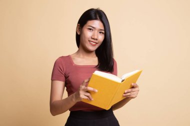 Kitaplı genç Asyalı kadın..