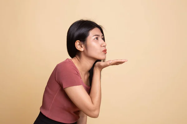 Mooie jonge Aziatische vrouw klap een kus. — Stockfoto