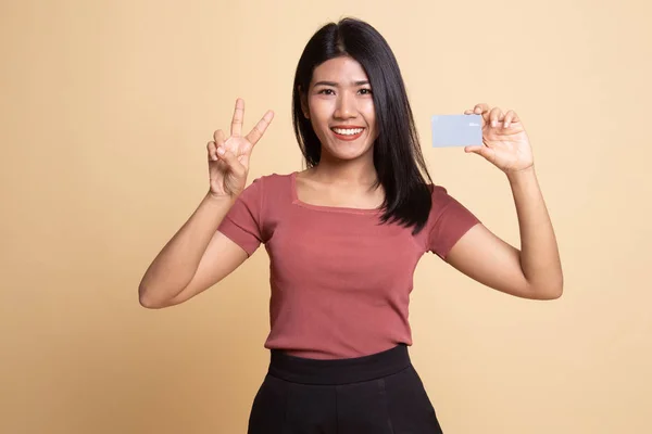 Mladá asijská žena ukazují vítězství s prázdnou kartou. — Stock fotografie
