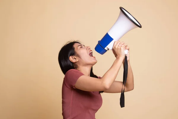 Mooie jonge Aziatische vrouw kondigen met megafoon. — Stockfoto