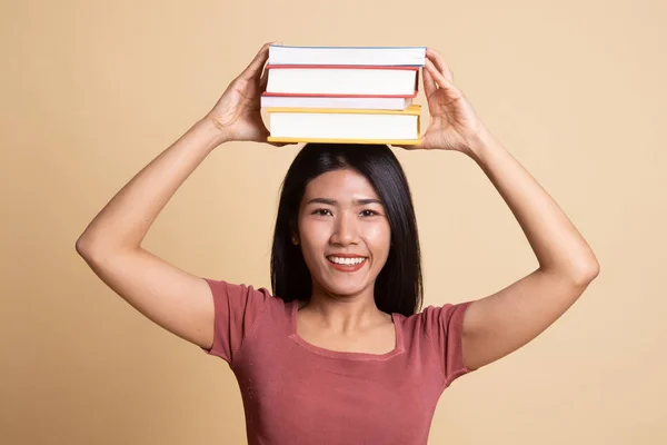 Giovane donna asiatica studiare con maggio libri . — Foto Stock