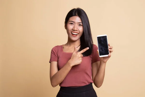 Jovem mulher asiática excitada apontar para o telefone móvel . — Fotografia de Stock