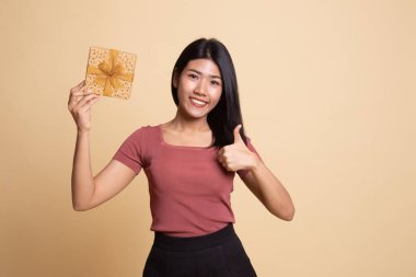 Genç Asyalı kadın Yaşasın bir hediye kutusu ile.