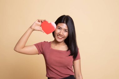 Kırmızı kalpli Asyalı kadın.