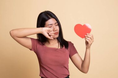 Asyalı kadın üzgün ve kırmızı kalpli cry.