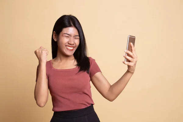 Glad ung asiatisk kvinna med mobiltelefon. — Stockfoto