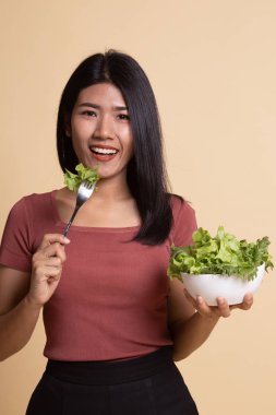 Salata sağlıklı Asyalı kadın.