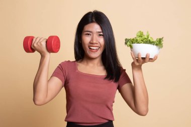 Dambıl ve salata ile sağlıklı Asyalı kadın.