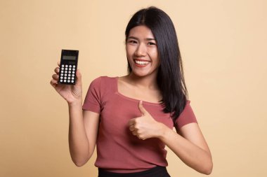 Asyalı kadın Yaşasın hesap makinesi ile.