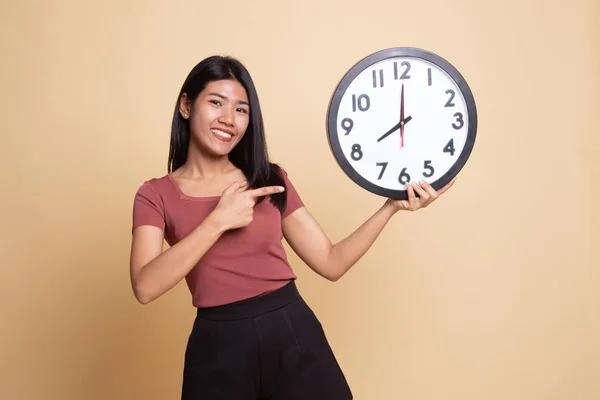 時計に若いアジア女性ポイント. — ストック写真