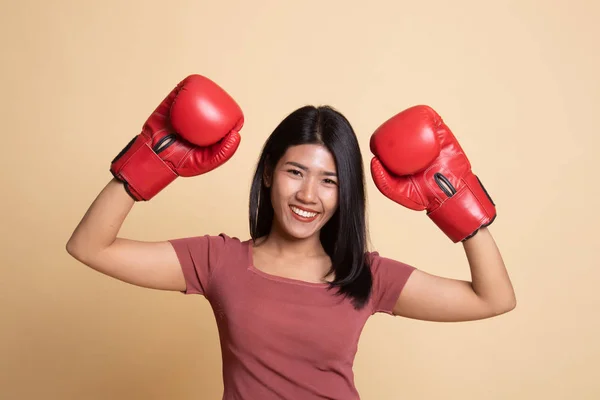 Joven mujer asiática con guantes de boxeo rojos . —  Fotos de Stock