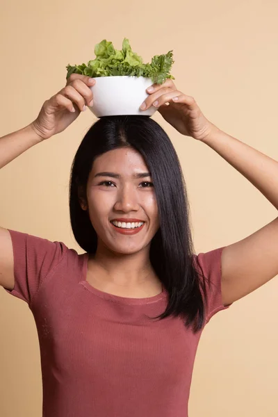 Здоровая азиатка с салатом . — стоковое фото