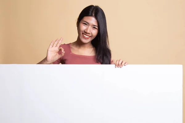 Junge asiatische Frau zeigen ok mit blank Zeichen. — Stockfoto