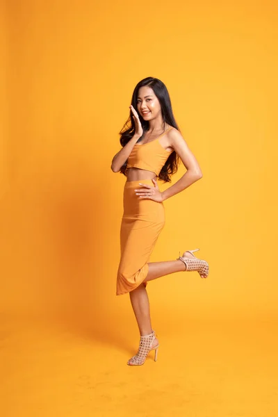 Cuerpo completo de feliz hermosa joven asiática mujer . — Foto de Stock