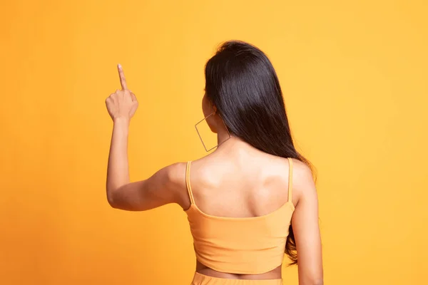 Parte posterior de la mujer asiática tocando la pantalla con su dedo . —  Fotos de Stock