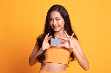 Genç Asyalı kadın gülümseme ile boş kartı.