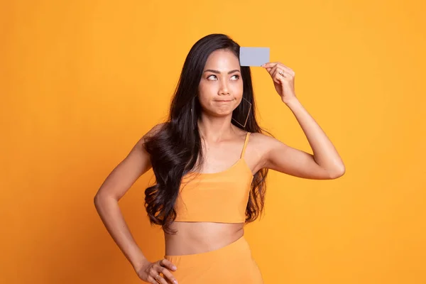 Jovem mulher asiática pensar com um cartão em branco . — Fotografia de Stock