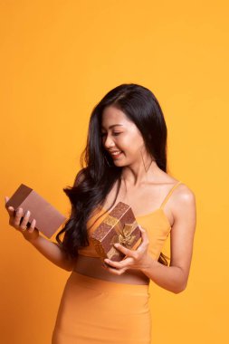Genç Asyalı kadın açık bir hediye kutusu.