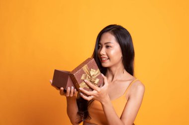 Genç Asyalı kadın açık bir hediye kutusu.