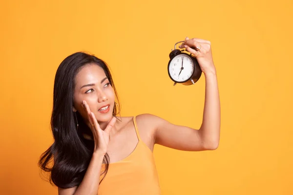 Jovem mulher asiática é estressado com um relógio . — Fotografia de Stock