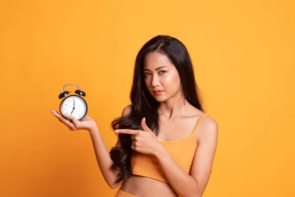 Irritado jovem mulher asiática apontar para um relógio . — Fotografia de Stock