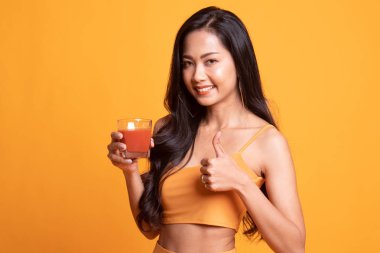 Genç Asyalı kadın Yaşasın domates suyu ile.