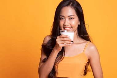 Bir bardak süt içme sağlıklı Asyalı kadın.