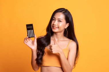 Asyalı kadın Yaşasın hesap makinesi ile.