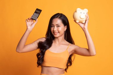 Hesap makinesi ve kumbara Asyalı kadın.