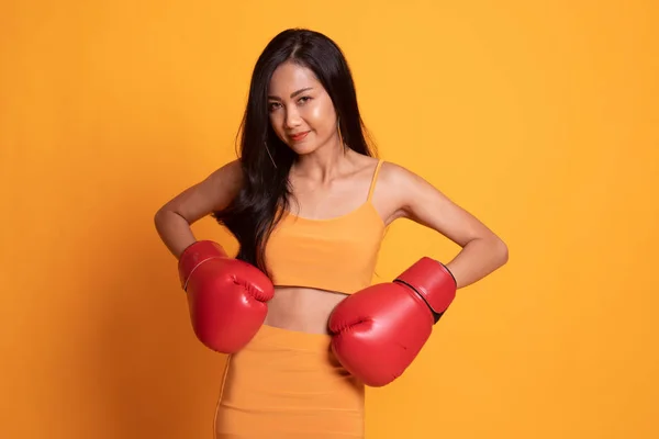 Jovem mulher asiática com luvas de boxe vermelho . — Fotografia de Stock