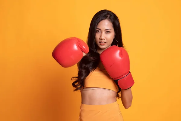 Jovem mulher asiática com luvas de boxe vermelho . — Fotografia de Stock