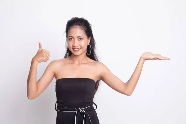 Gyönyörű fiatal ázsiai nő palm kezét és remek megjelenítése. — Stock Fotó