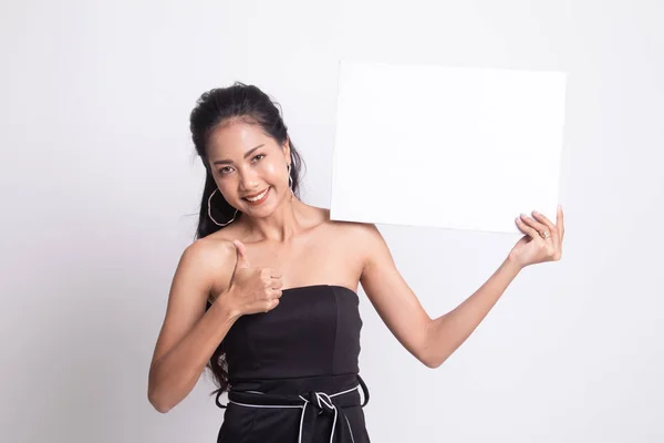 Jonge Aziatische vrouw opdagen duimen met witte leeg bord. — Stockfoto