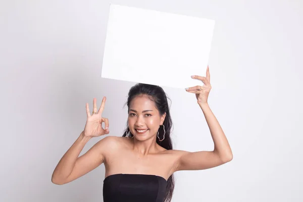 Jovem mulher asiática mostrar OK com sinal em branco . — Fotografia de Stock