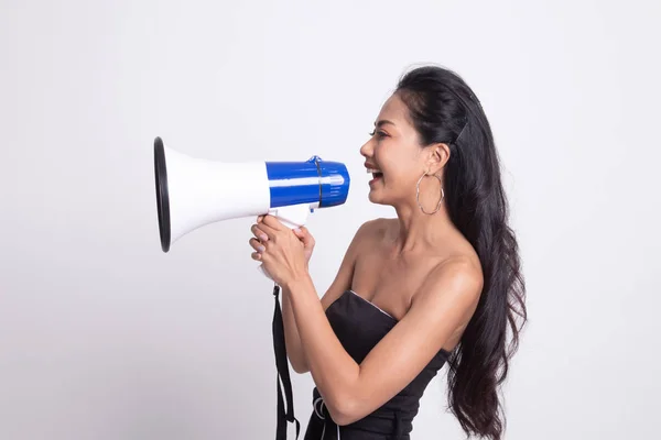 Mooie jonge Aziatische vrouw kondigen met megafoon. — Stockfoto