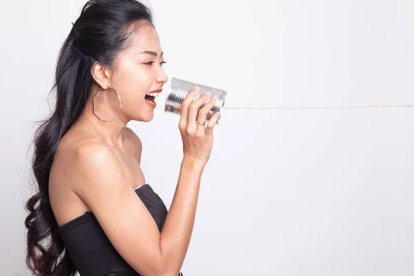 Jovem mulher asiática gritar com lata pode telefone . — Fotografia de Stock