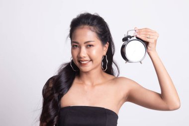 Saati olan genç Asyalı kadın..