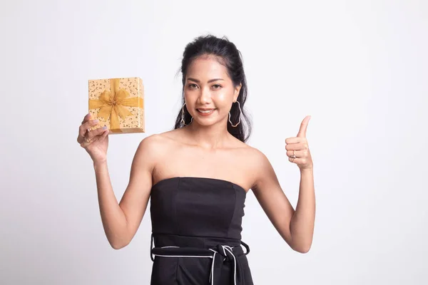 Asiatico donna pollice su con un regalo scatola . — Foto Stock