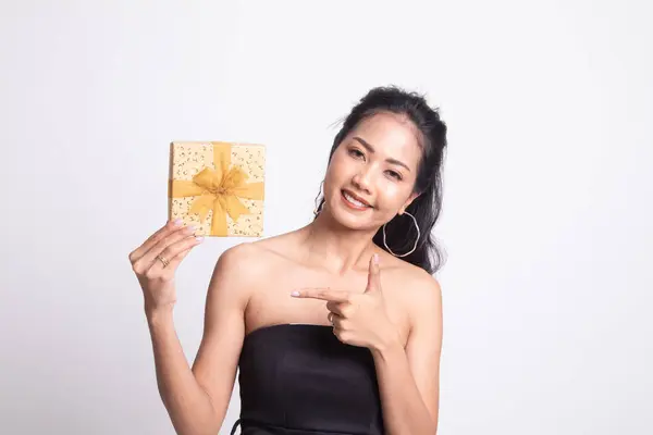 Giovane donna asiatica con una scatola regalo . — Foto Stock