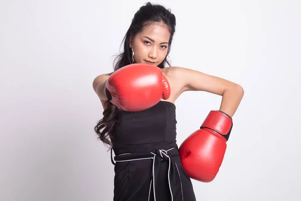 Genç Asyalı kadın kırmızı boks eldivenli. — Stok fotoğraf