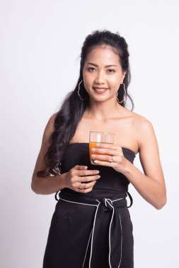 Genç Asyalı kadın içki portakal suyu.