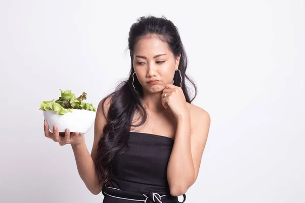 Mujer asiática odio ensalada . —  Fotos de Stock