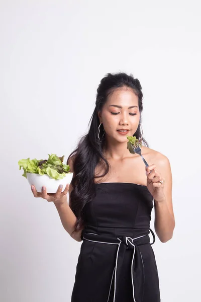 Donna asiatica sana con insalata . — Foto Stock