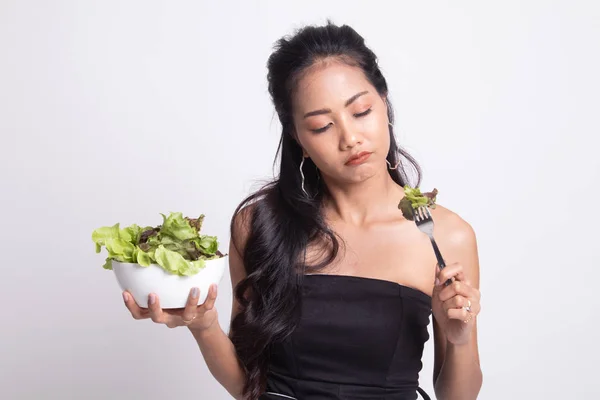 Asiatico donna odio insalata . — Foto Stock