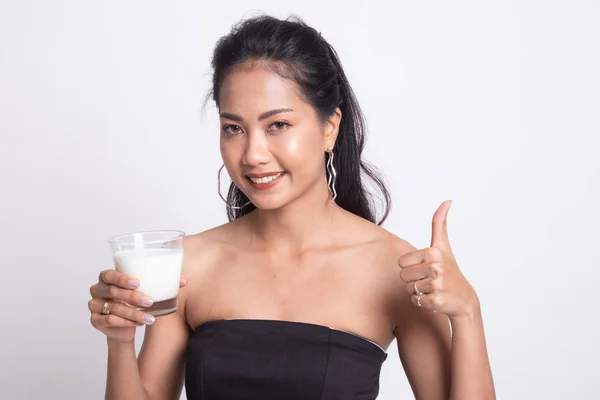 Mulher asiática saudável bebendo um copo de leite polegares para cima . — Fotografia de Stock
