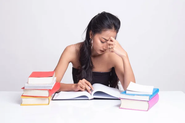 Uitgeput Aziatische vrouw heb hoofdpijn lezen een boek met boeken op tabblad — Stockfoto